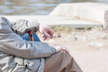 ihtiyar bir adamın bir dinlenme üzerinde dolgu vardır.