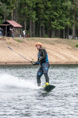 St Petersburg, Rusya Federasyonu - 28 Mayıs: atlet wakeboarding için 28 Mayıs 2016 üzerinde giriyor.