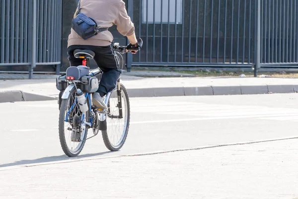 Rowerzysta idzie ulicą miasta — Zdjęcie stockowe