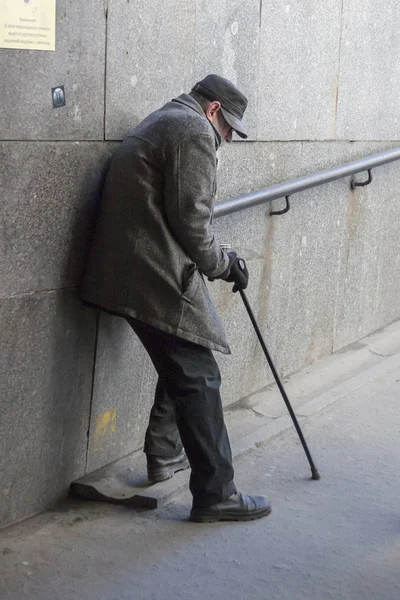 St Petersburg, Rosja - 24 marca: Biedny człowiek na ulicy Sankt Petersburga na 24 marca 2016. — Zdjęcie stockowe