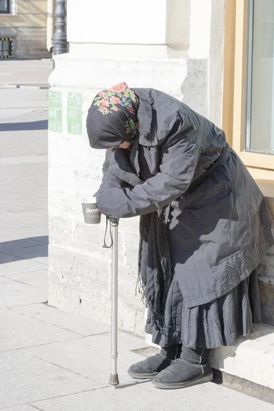 St Petersburg, Rosja - 24 marca: Biedny człowiek na ulicy Sankt Petersburga na 24 marca 2016. — Zdjęcie stockowe