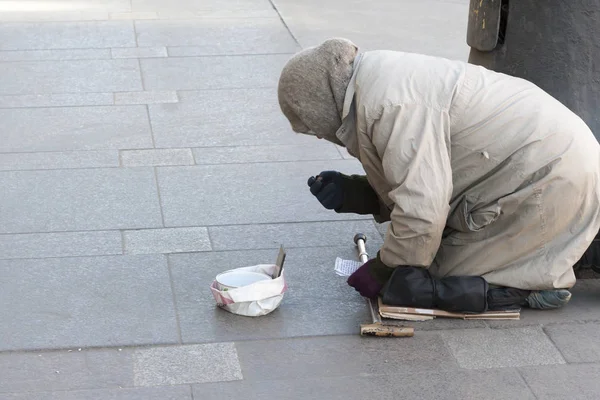 ST PETERSBURG, RUSSIA - MARCH 24 : The poor man on the street of St. Petersburg on March 24 2016. — Stock Photo, Image