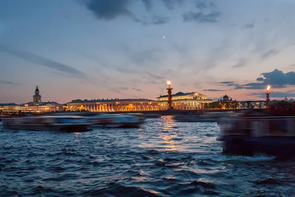 View of the spit of Vasilevsky Island at night in the spring, St. Petersburg, Russia — Stock Photo, Image