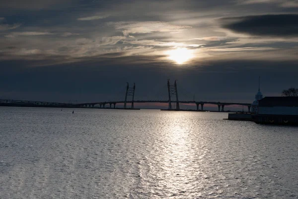 Finlandiya Körfezi ile karayolu bakan on Sunset — Stok fotoğraf