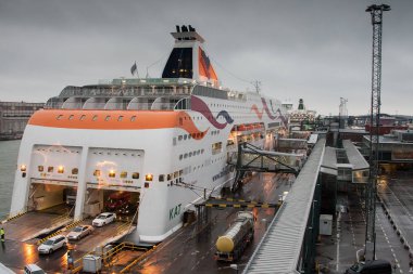 Helsinki, Finlandiya - 27 Ekim: Feribot Tekne Tallink, demirleme 27 Ekim 2016, Helsinki, Finlandiya şehrin limanda palamarla.