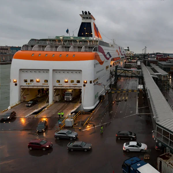 Helsinki, Finnland - 27. Oktober: die Fähre tallink liegt am Liegeplatz im Hafen der Stadt Helsinki, Finnland 27. Oktober 2016. — Stockfoto