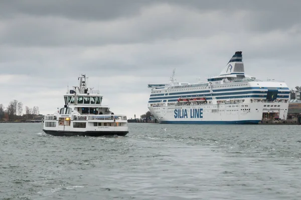 Helsinki, Finland - 25 oktober: de veerboot Silja Line vaart vanuit de haven van de stad van Helsinki, Finland 25 oktober 2016. — Stockfoto