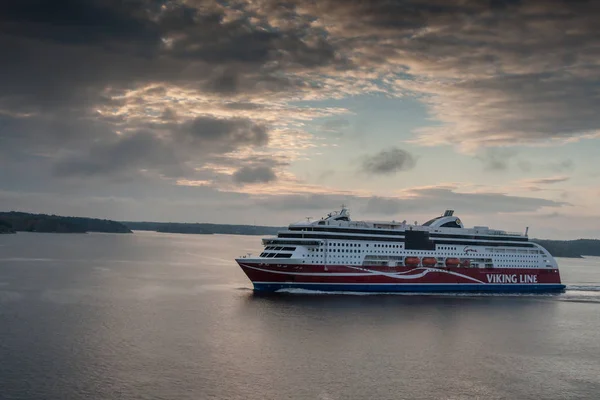 STOCKHOLM, SUECIA-OCTUBRE 26: Ferry de la Viking Line flotan en fiordos del Mar Báltico, Suecia 26 OCTUBRE 2016.Viking Line de vuelos regulares entre Helsinki y Estocolmo — Foto de Stock