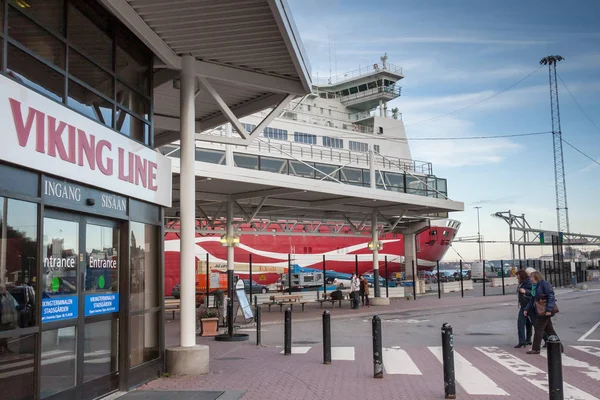 STOKCHOLM, SVEZIA-OTTOBRE 26: Il traghetto Viking Line è ormeggiato all'ormeggio nella città di Stoccolma, Svezia 26 OTTOBRE 2016 . — Foto Stock