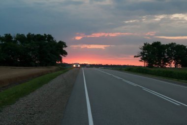 akşam ülkede asfalt yol