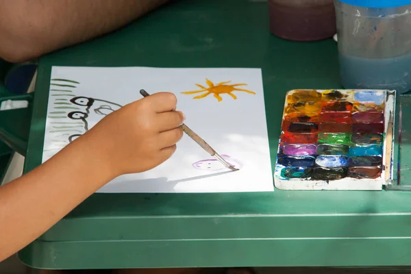 Hand van het meisje tekening water kleur verven — Stockfoto