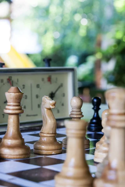 Schachfiguren und Stunden am Brett — Stockfoto