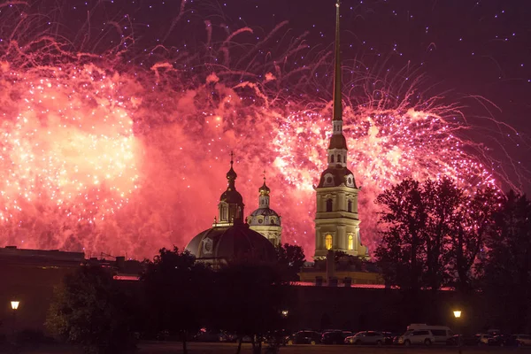 Hermoso saludo sobre el río Neva en la ciudad de San Petersburgo — Foto de Stock