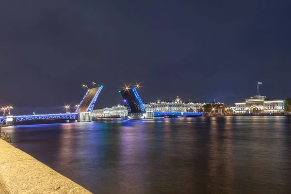 Beyaz geceler, yükseltilmiş Palace bridge — Stok fotoğraf