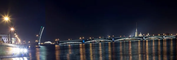 Getekende getekende Troitsky brug in St.-Petersburg — Stockfoto