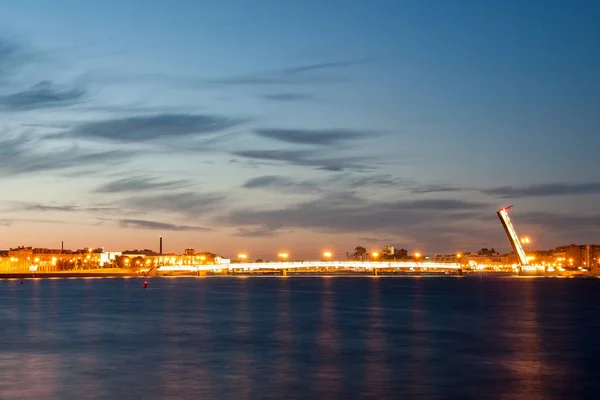 Dragna ritade Liteyny Bridge i St. Petersburg — Stockfoto