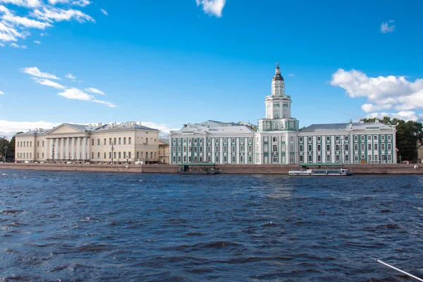 Kabin ilginç bir bulutlu yaz gün görünümünü. St. Petersburg — Stok fotoğraf