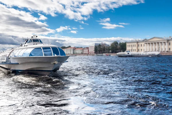 Вид на набережну в місто Санкт-Петербург в літній день — стокове фото