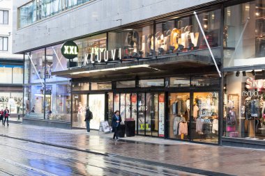 Helsinki, Finlandiya - 25 Ekim: Helsinki, Finlandiya-Ekim 25 sokakta insanların tempolu hareket 2016