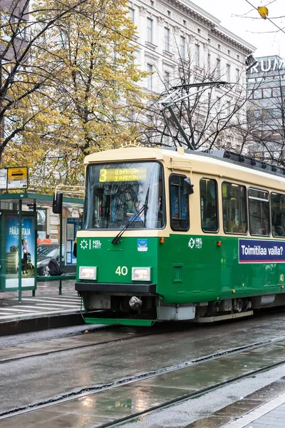 HELSINKI, FINLANDIA - 25 OTTOBRE: Il movimento del tram sulle strade di Helsinki, FINLANDIA-25 OTTOBRE 2016 — Foto Stock