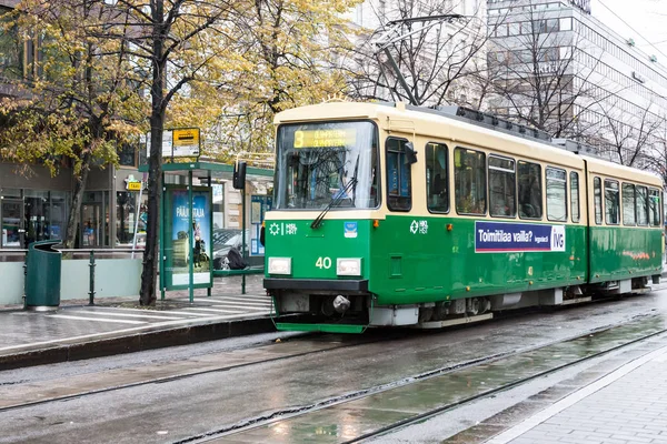 Helsinki, Finland - 25 oktober: de beweging van de tram op de straten van Helsinki, Finland-25 oktober 2016 — Stockfoto