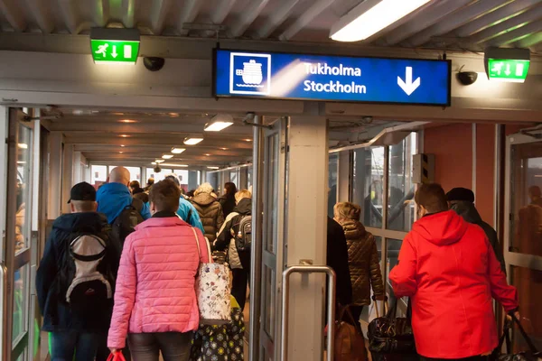 HELSINKI, FINLANDIA - 25 DE OCTUBRE: el movimiento enérgico de personas en la calle de Helsinki, FINLANDIA - 25 DE OCTUBRE DE 2016 —  Fotos de Stock