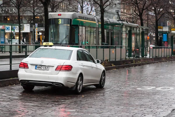 :Helsinki, Finnország - október 25:taxi Helsinki utcáin — Stock Fotó