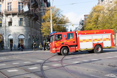 Stockholm, İsveç - 26 Ekim: Şehir, İsveç - 26 Ekim 2016 ateşe itfaiye arabası gider.
