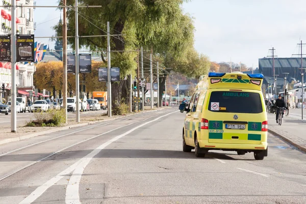 Stockholm, İsveç - 26 Ekim: şehirde, İsveç - 26 Ekim 2016 hastaya ambulans araba koşar.