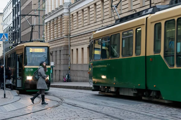 HELSINKI, FINLANDIA - 25 OTTOBRE: Il movimento del tram sulle strade di Helsinki, FINLANDIA-25 OTTOBRE 2016 — Foto Stock