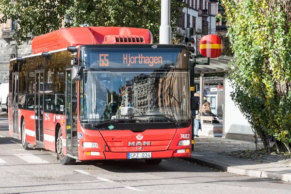 STOCKHOLM, SWEDEN - OCTOBER 26: the passenger bus goes down the street the cities, SWEDEN - OCTOBER 26 2016. — Stock Photo, Image