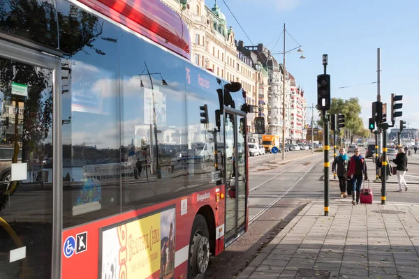 STOCCOLMA, SVEZIA - 26 OTTOBRE: il bus passeggeri scende in strada le città, SVEZIA - 26 OTTOBRE 2016 . — Foto Stock