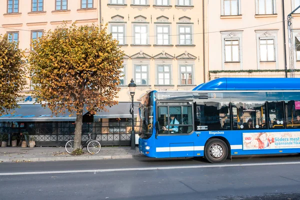 STOCKHOLM, SWEDEN - OCTOBER 26: the passenger bus goes down the street the cities, SWEDEN - OCTOBER 26 2016. — Stock Photo, Image