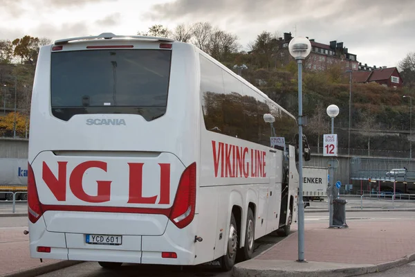 STOCKHOLM, SWEDEN - OCTOBER 26:the bus of the VIKING LINE company expects passengers at the terminal, SWEDEN - OCTOBER 26 2016. — Stock Photo, Image