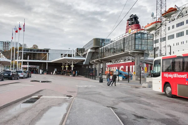 STOCKHOLM, SUÈDE - 26 OCTOBRE : le bus de passagers attend les passagers à l'atterrissage au terminal du ferry VIKING LINE, SUÈDE - 26 OCTOBRE 2016 . — Photo