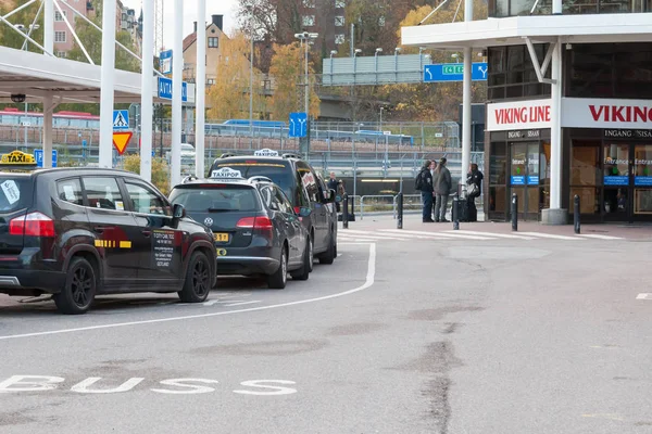 ストックホルム, スウェーデン - 10 月のタクシー サービスの 26:cars は、フェリー会社バイキング ライン、スウェーデン - 2016 年 10 月 26 日のターミナルで乗客を期待します。 — ストック写真