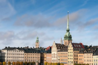 Eski şehirde açık sonbahar günü, eski binalar.