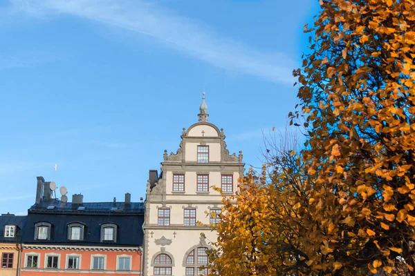 Antichi edifici nella Città Vecchia in limpida giornata autunnale . — Foto Stock