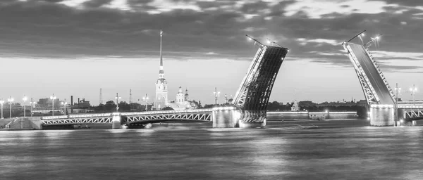 Le pont du Palais surélevé aux nuits blanches, image en noir et blanc — Photo