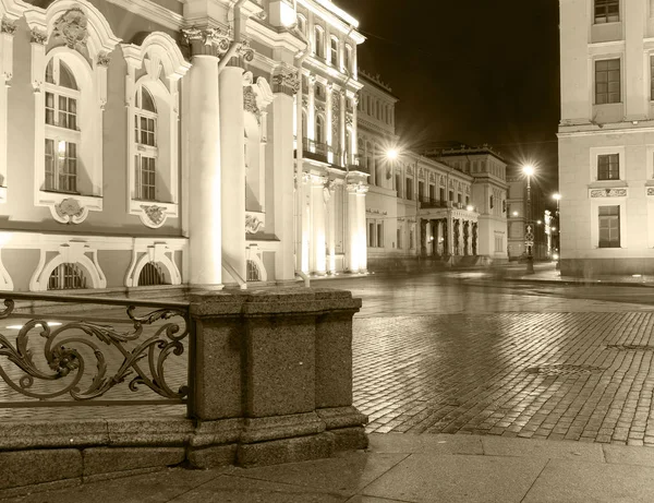 Bílé noci v Petrohradě. Státní Ermitáž, černobílý obraz — Stock fotografie