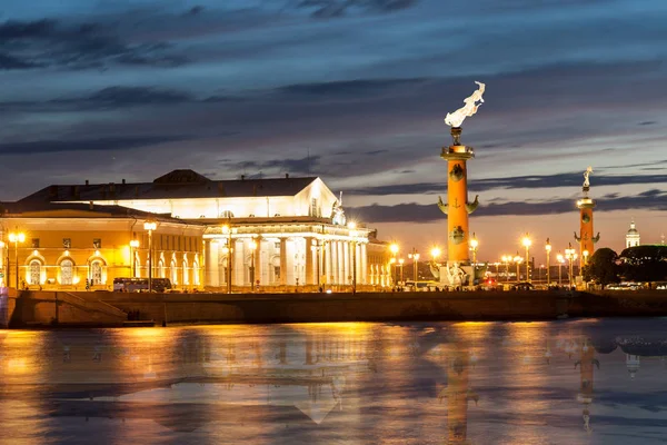 Dreigende hemel van de zonsondergang over het spit Vasilyevsky eiland. Sai — Stockfoto