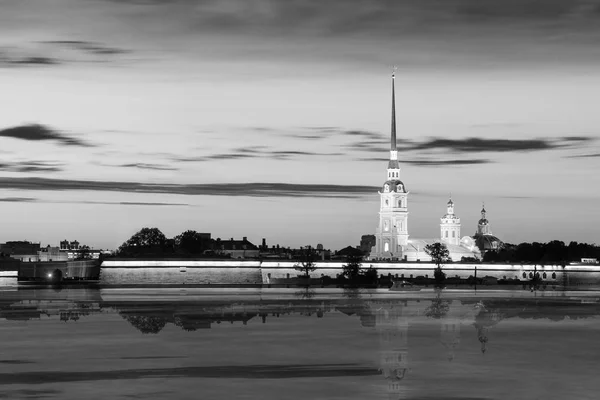 Vista nocturna de la fortaleza de Pedro y Pablo, San Petersburgo, imagen en blanco y negro —  Fotos de Stock