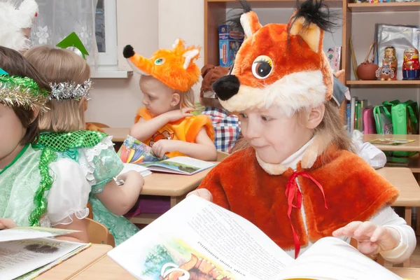 お祝い服を着た子供が幼稚園、ロシア - 2016 年 12 月 28 日に従事しているサンクトペテルブルク, ロシア連邦 - 12 月 28 日。. — ストック写真