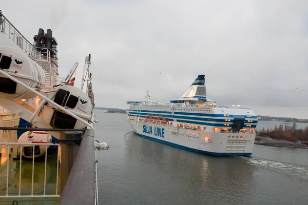 HELSINKI, FINLANDIA - 25 DE OCTUBRE: el ferry SILJA LINE zarpa del puerto de la ciudad de Helsinki, Finlandia 25 DE OCTUBRE DE 2016 . — Foto de Stock
