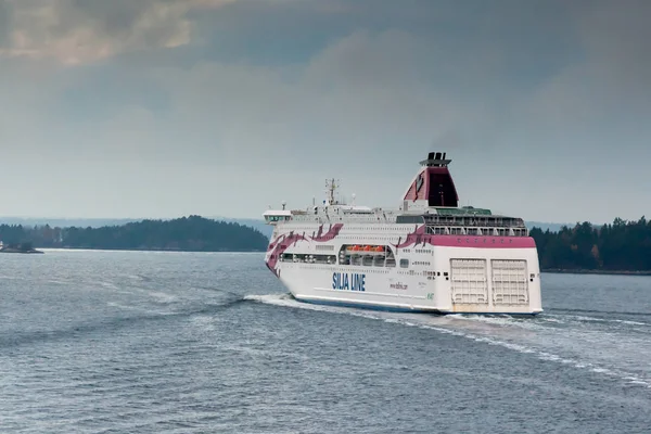 Stockholm, İsveç-Ekim 26:Silja Line feribot float Baltık Denizi, İsveç Ekim fiyortları üzerinde 26 2016.Silja satır Helsinki ve Stockholm arasında düzenli uçuşlar — Stok fotoğraf