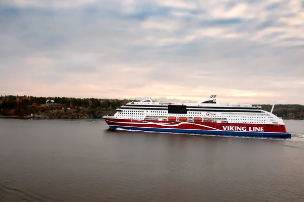 Stockholm, Zweden-oktober 26:Viking Line veerboot drijven op fjorden van de Baltische Zee, Zweden oktober 26 2016.Viking lijn van regelmatige vluchten tussen Helsinki en Stockholm — Stockfoto