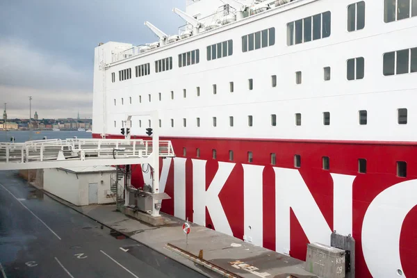 Stokcholm, Zweden-26 oktober: De veerboot die Viking Line is afgemeerd aan de ligplaats in de stad van Stockholm, Zweden 26 oktober 2016. — Stockfoto