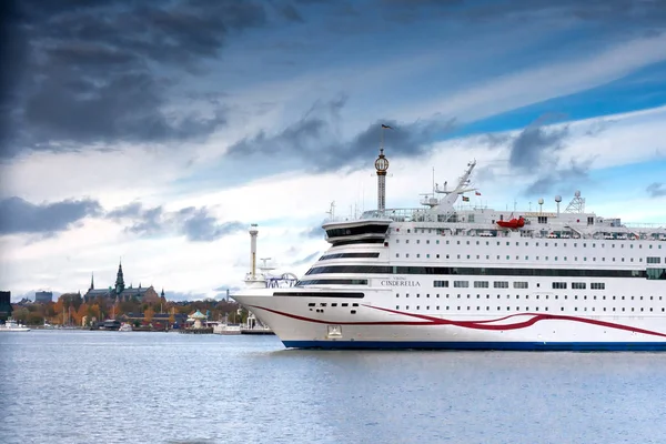 Stokcholm, Zweden-26 oktober: De veerboot die Viking Line is afgemeerd aan de ligplaats in de stad van Stockholm, Zweden 26 oktober 2016. — Stockfoto