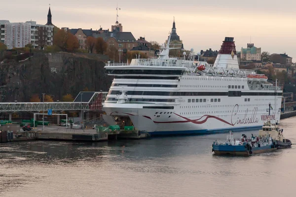 Stokcholm, Zweden-26 oktober: De veerboot die Viking Line is afgemeerd aan de ligplaats in de stad van Stockholm, Zweden 26 oktober 2016. — Stockfoto