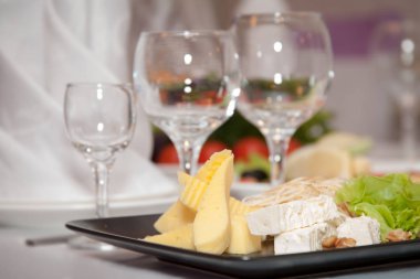 bir peynir tabağı gözlükle